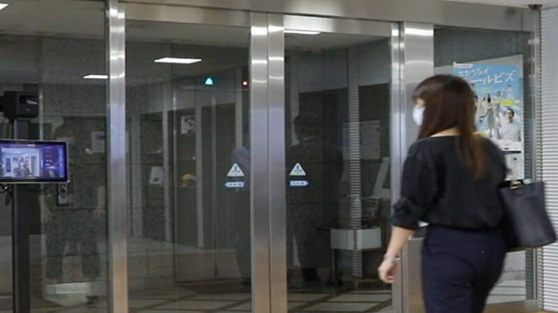 発熱者・マスク未着用者を入口で自動検知する
