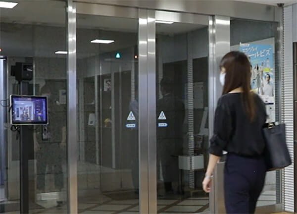 画像:発熱者・マスク未着用者を入口で自動検知する