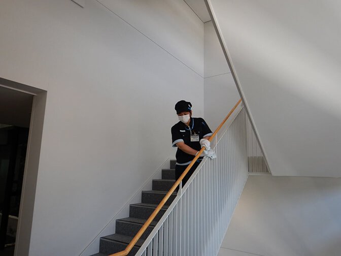 画像:階段清掃
