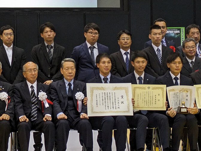 画像:天谷社員(写真の前列中央)が厚生労働大臣賞(1位)を受賞