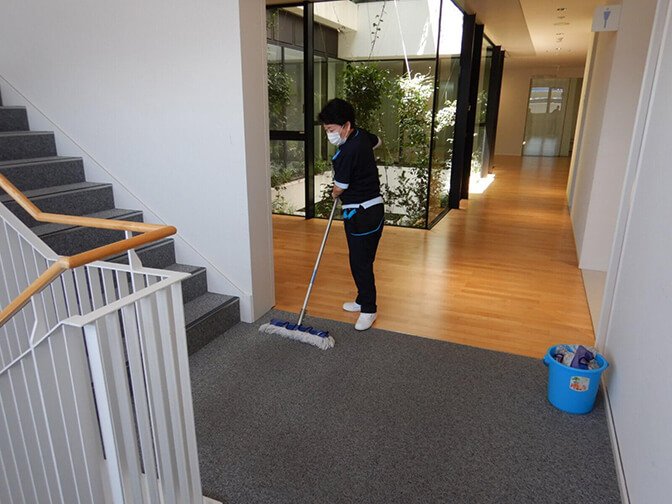 画像:床モップ拭き