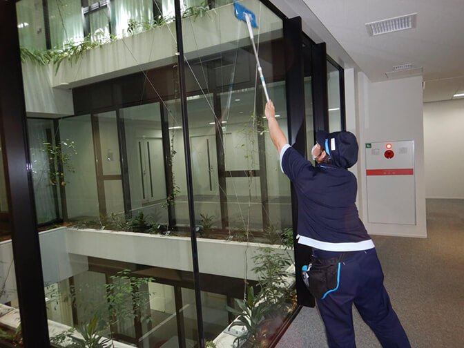 画像:ガラス拭き