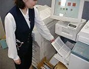 画像:プリンターの手差しトレイに「示名打写」の用紙をセット